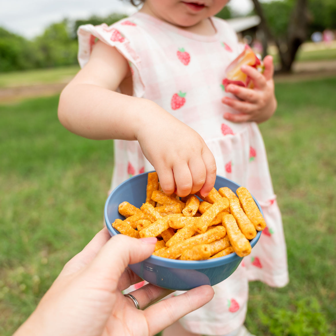 Jackson's Super Veggie Straws kid-approved snack for picky eaters. Mess-free snack, great for dipping. Gluten-free snack.